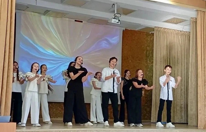 Студия эстрадного вокала «Камертон» Дворца творчества детей и молодежи приняла участие в праздничном мероприятии, посвящённом Международному женскому дню в МАОУ лицее № 17