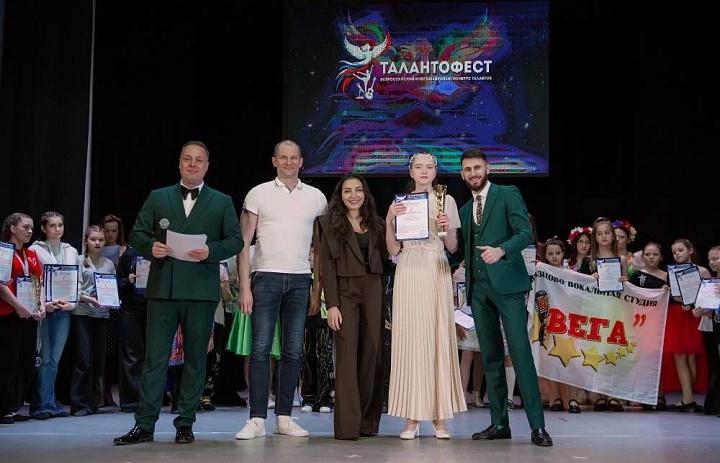 Поздравляем солисток ансамбля эстрадного вокала «Новый день»!