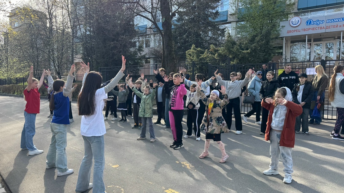 Во Дворце творчества детей и молодёжи состоялся флешмоб "Всё начинается с тебя - Будь здоров!"