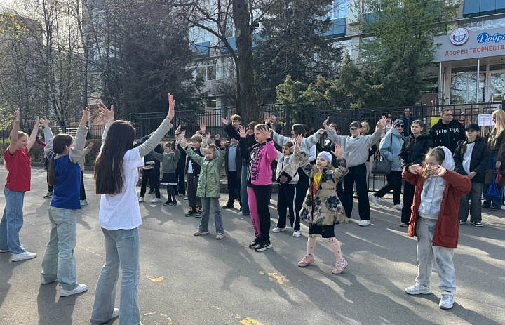 Во Дворце творчества детей и молодёжи состоялся флешмоб "Всё начинается с тебя - Будь здоров!"