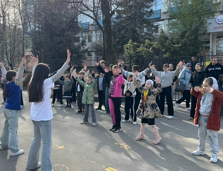 Во Дворце творчества детей и молодёжи состоялся флешмоб "Всё начинается с тебя - Будь здоров!"