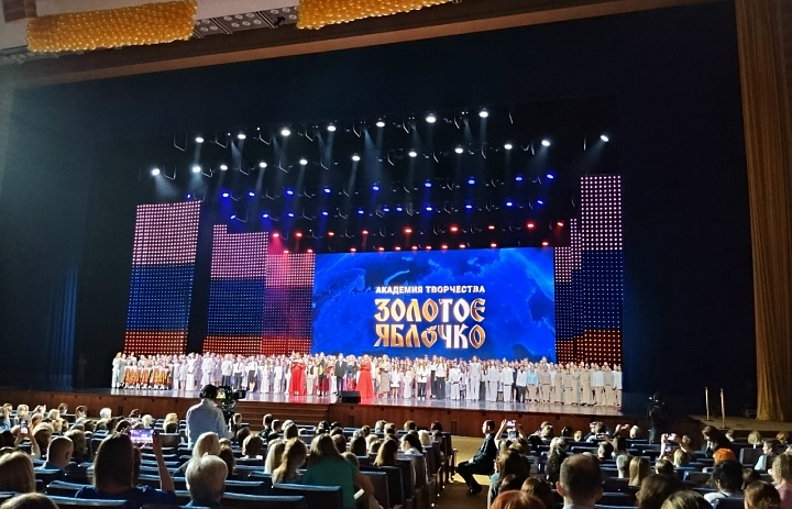 «Форс» покоряет сцену Кремля: Гран-при конкурса «Золотое яблочко»