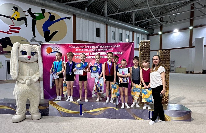 Юные акробаты Дворца - победители соревнований "Вихрь чудес"