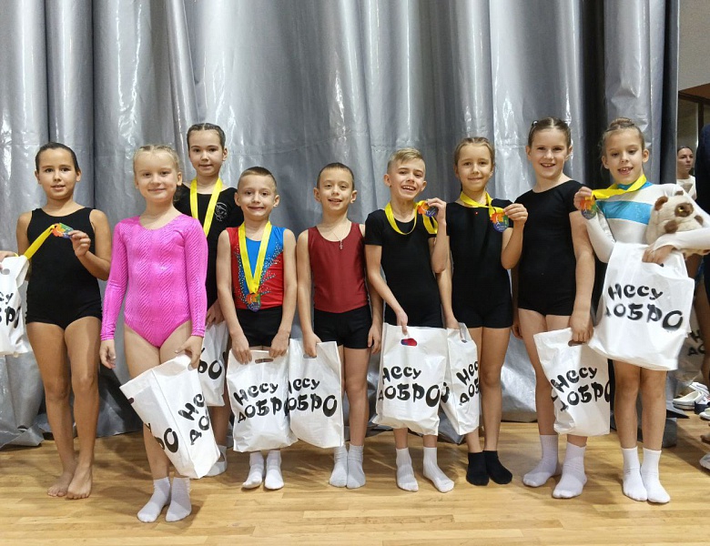 Поздравляем наших юных акробатов, которые только-только начинают свой спортивный путь!